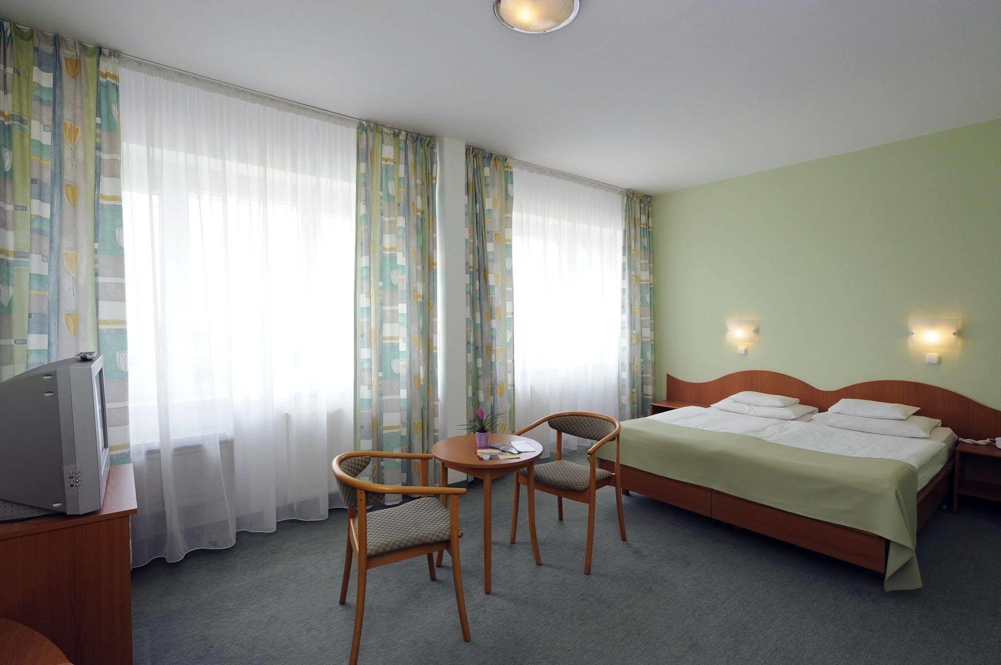 Hunguest Hotel Gyula Exterior foto